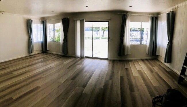 Building Photo - 4950 Beach Ave