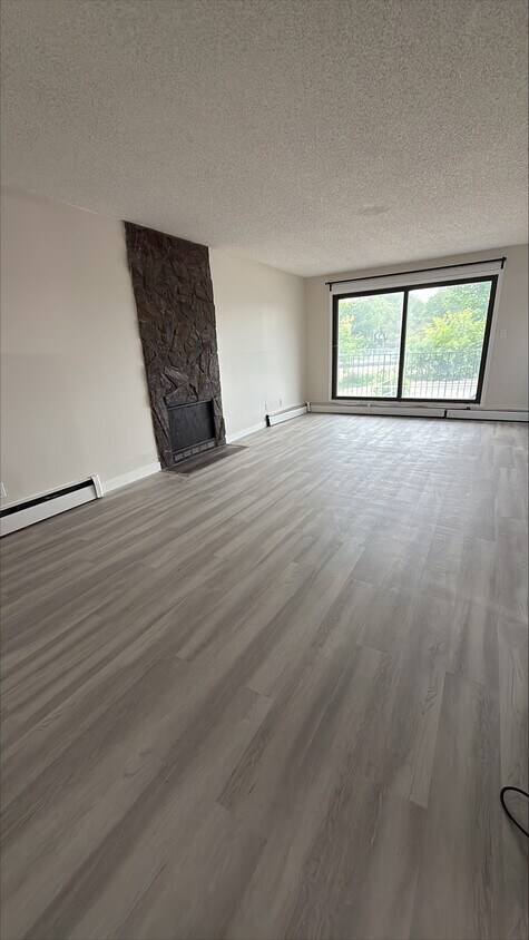 Photo principale - 9208-9106 Avenue NW