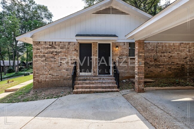 Building Photo - Beautifully Updated 3-Bedroom Home with Granite Kitchen & Sunroom Retreat!