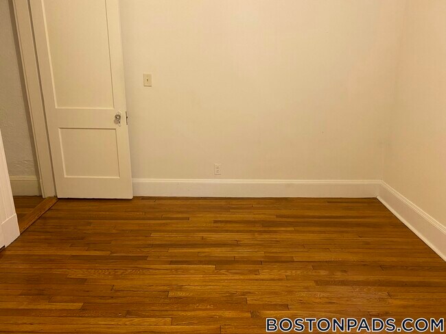 Foto del edificio - 16 Lakeville Rd