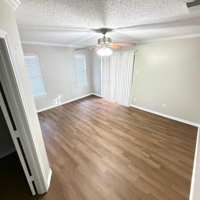 Foto del edificio - 5304 Waterford Dr