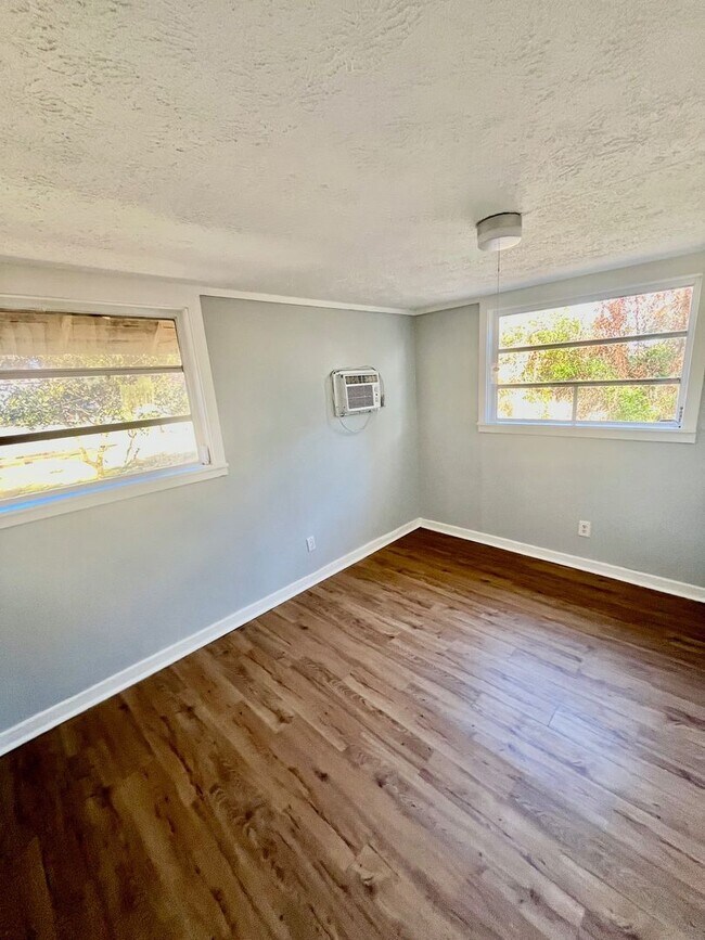 Foto del edificio - CUTE Zephyrhills 2BR/1BA w/Gorgeous Wood Finish Floors Throughout