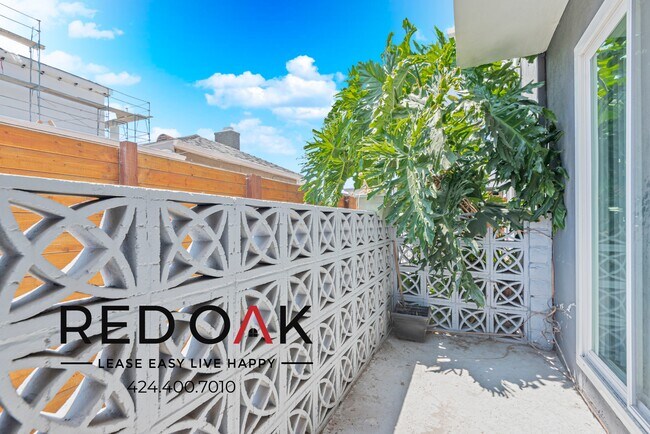 Foto del edificio - ~1 Month Free~ Incredible Ground Floor Thr...