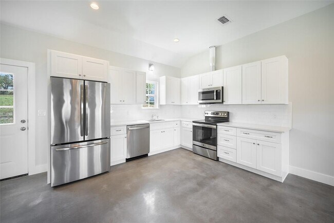 Building Photo - 500 Harmon Hills Cove