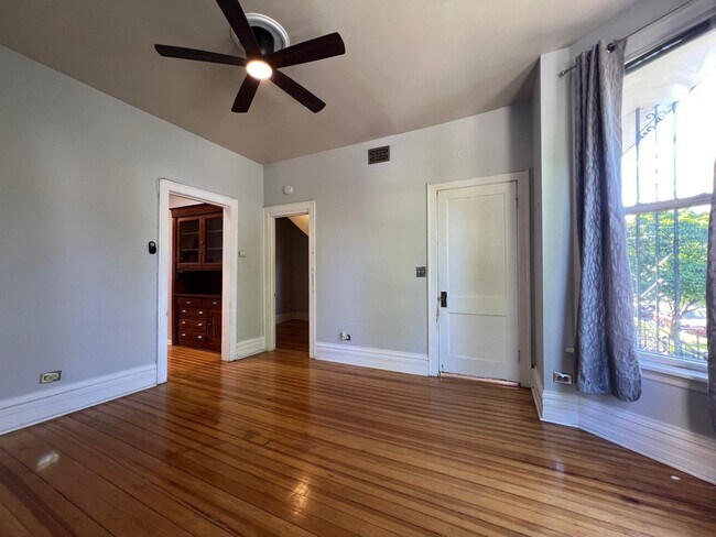 Foto del edificio - 2335 W Barry Ave