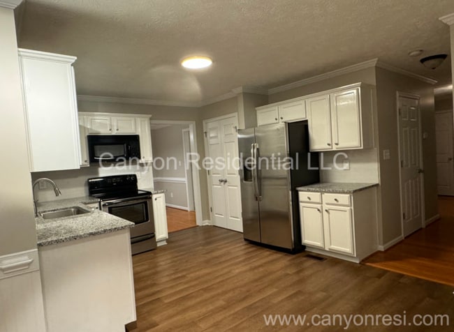 Building Photo - 5635 Thackeray Dr