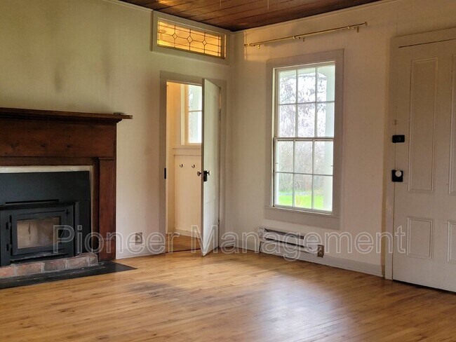 Foto del edificio - 1195 Roberts Mountain Rd