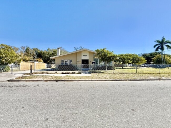 Building Photo - 1013 23rd St W