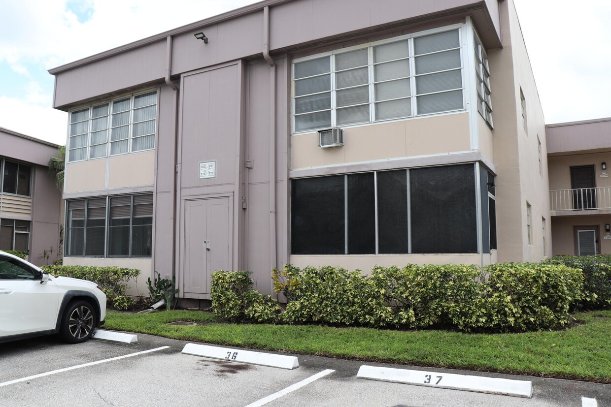 Foto principal - 801 Flanders Dr