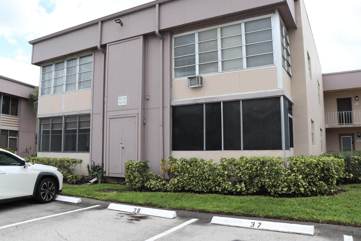 Primary Photo - 801 Flanders Dr