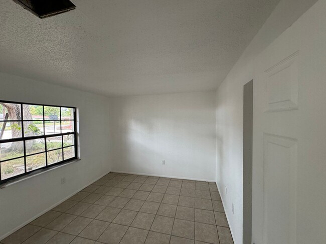 Building Photo - P2NPs Duplex 5607&amp;5609 20th St W