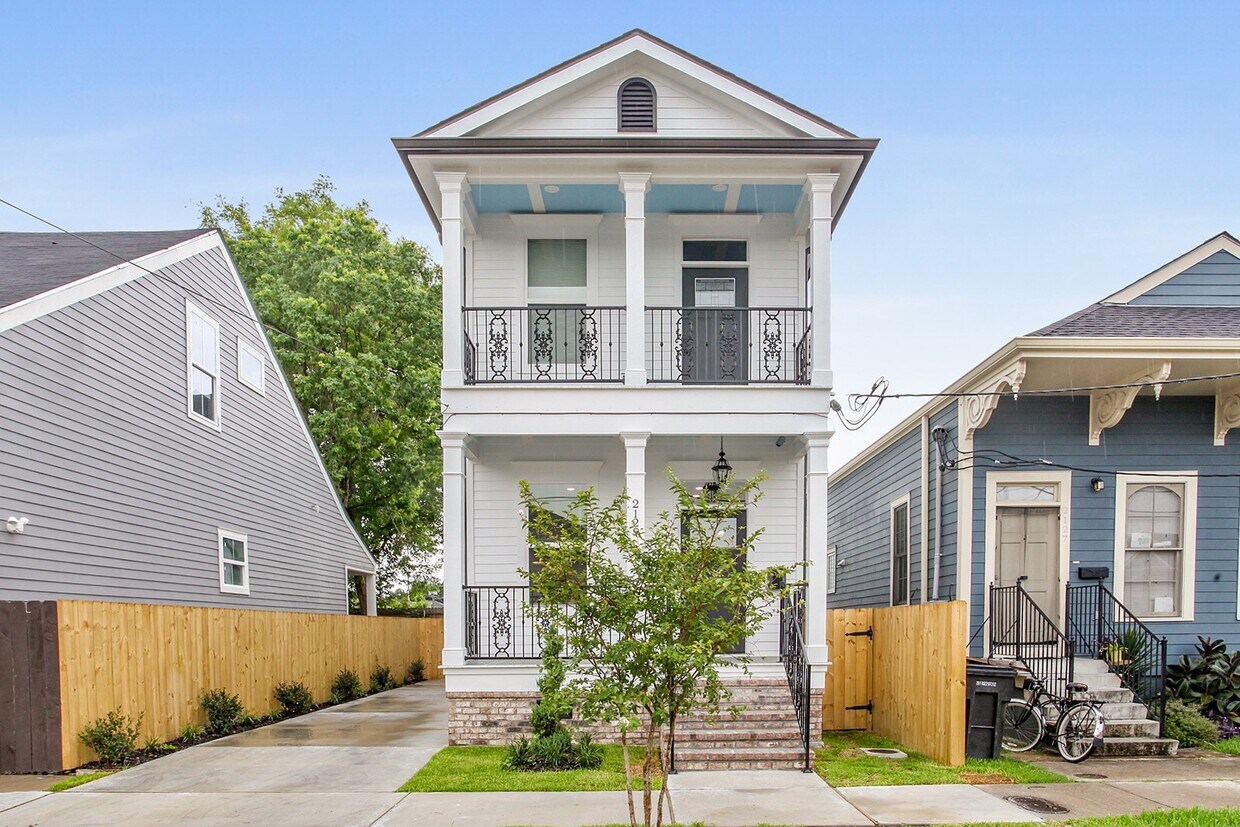 Primary Photo - 2129 Dumaine St