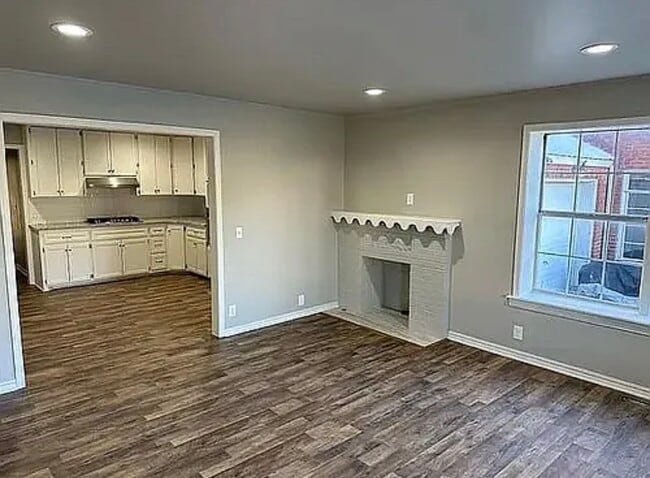 Large living area - 105 S Poplar St