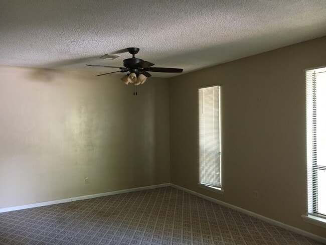 Building Photo - 6 Pineview Dr