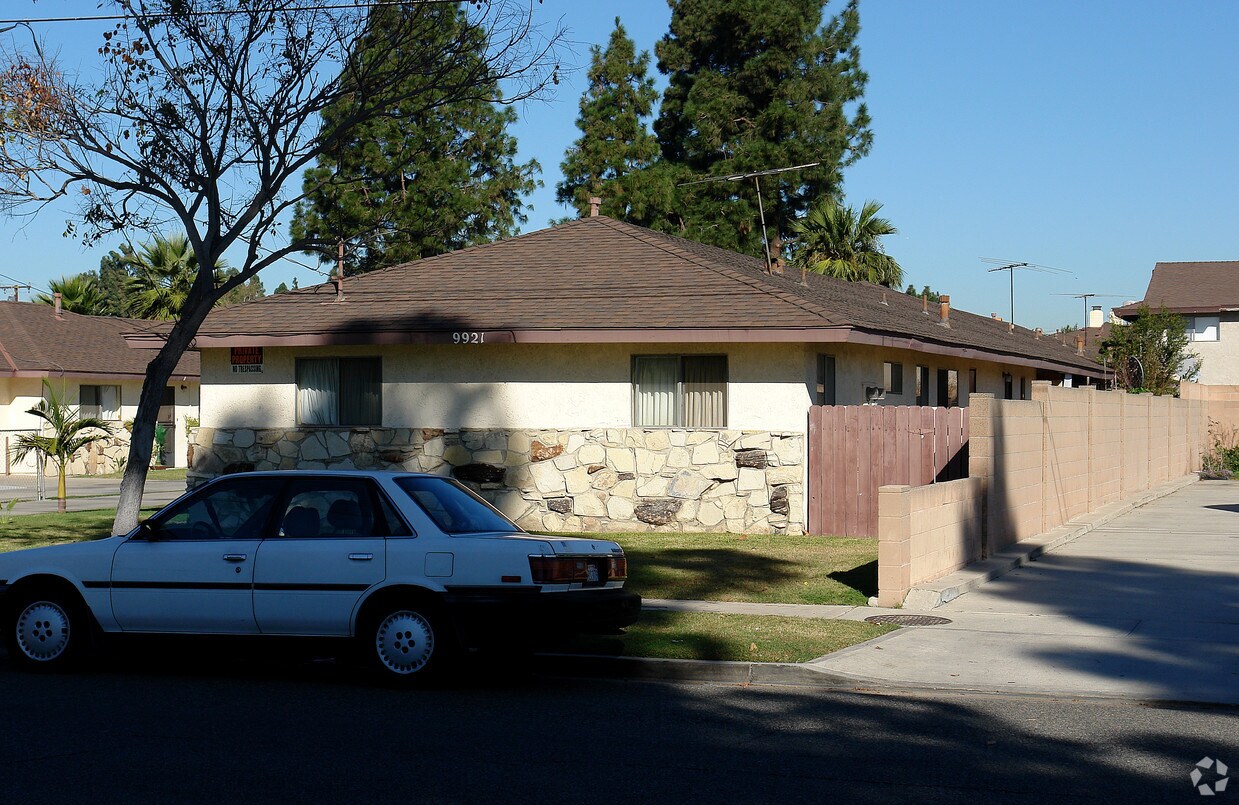 Foto del edificio - 9921 Russell Ave