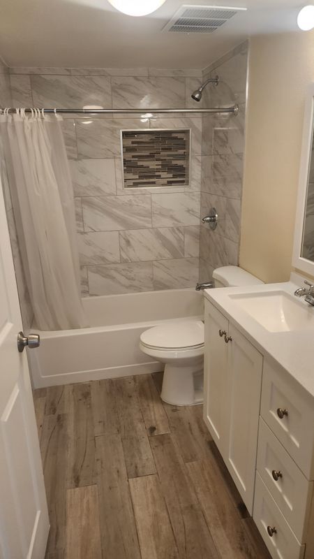 Foto principal - 1043 W 107th St