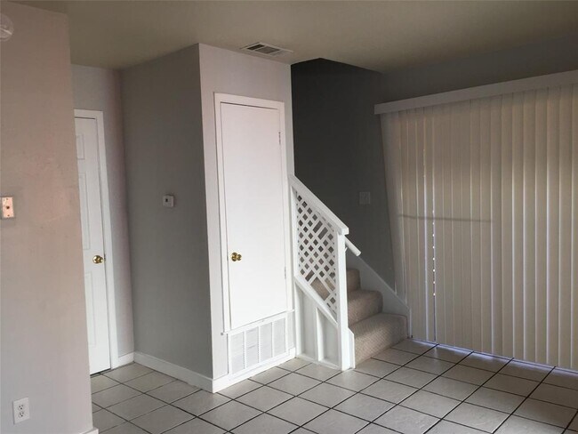 Building Photo - 1203 Southport Dr