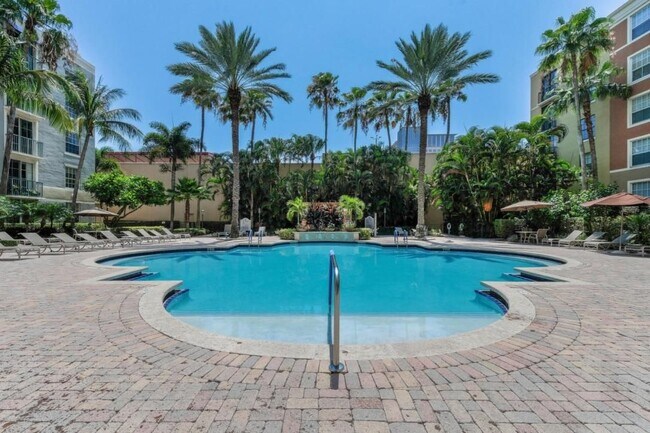 Heated pool - 720 S Sapodilla Ave