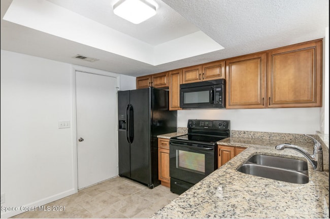 Building Photo - Beachside Townhome with 1 car garage!