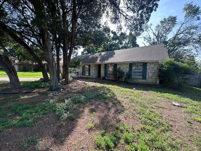 Foto del edificio - BEAUTIFUL WOOD FLOORING IN THIS 3 BR IN FO...