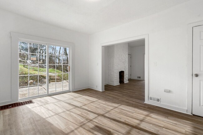 Foto del edificio - Stunning 3 bedroom home in Penn Hills available now!