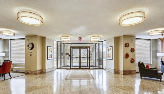 Building Photo - 1121 University Blvd W