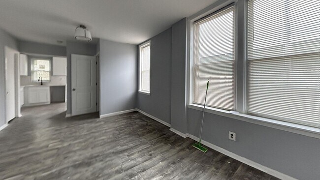 Foto del edificio - Grays Ferry Spacious Renovated Three Bedroom!