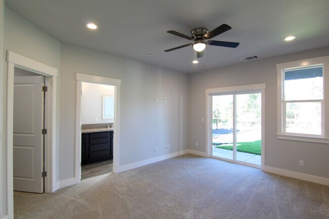 Building Photo - Modern Home Loaded with Amenities!