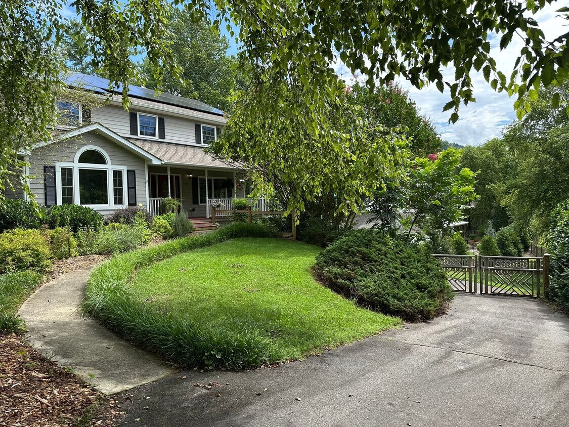 Primary Photo - Large Weaverville Rental!