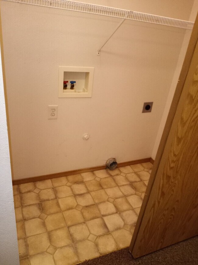 Foto del edificio - 2 Bedroom - 1.5 Bath - Maplewood Apartments - Heat Included!