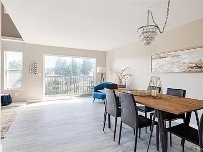 Foto del edificio - Beautifully Remodeled 3 bed, 3.5 Bath Town...