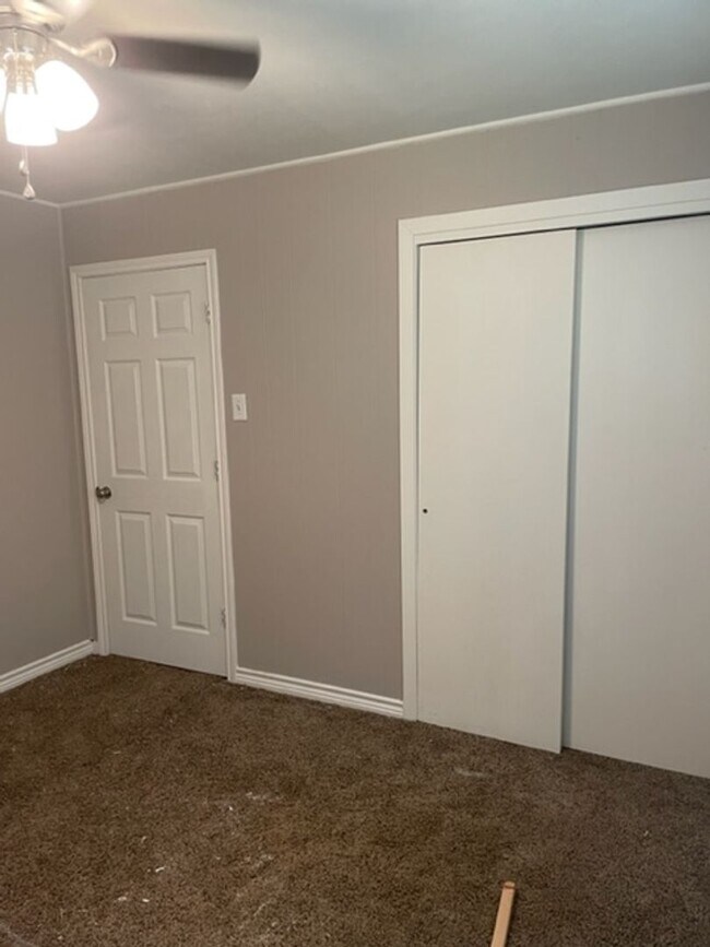 Foto del edificio - Mid April Move In