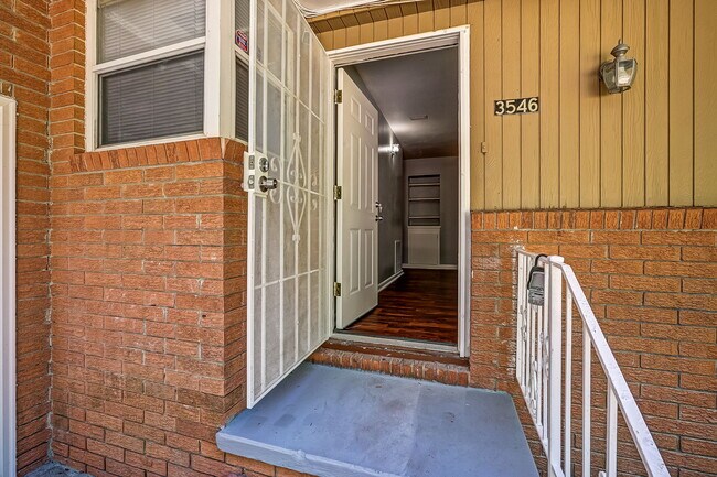 Foto del edificio - 3546 Clyde Dr