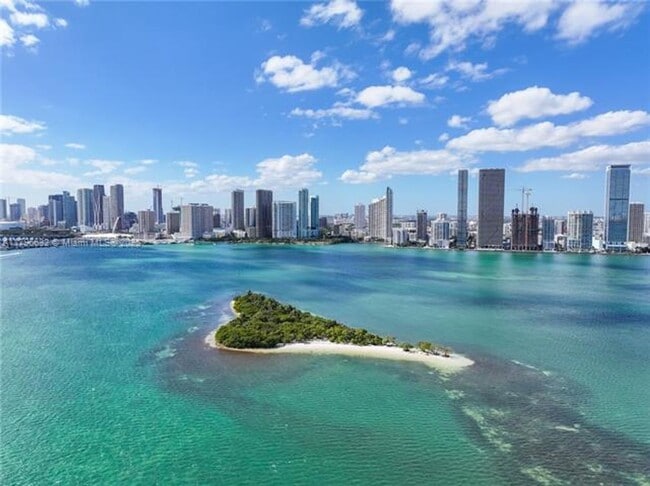 Building Photo - 2020 N Bayshore Dr