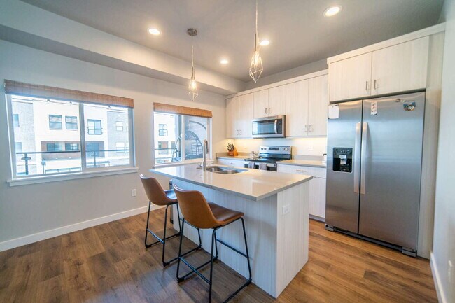 Building Photo - Gorgeous Modern Townhome in Draper