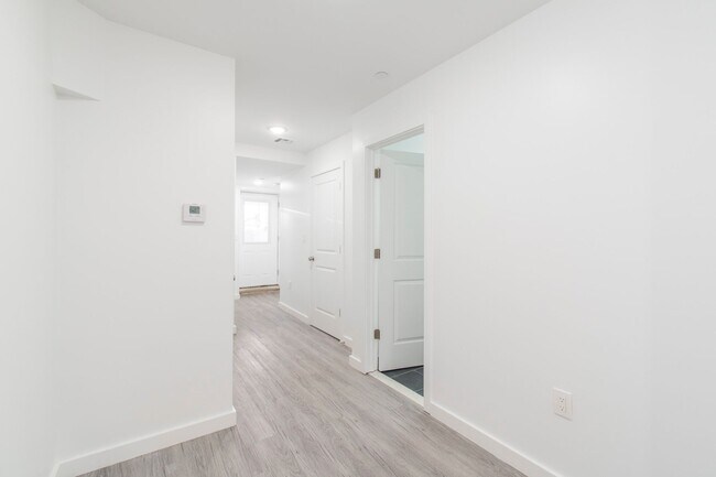 Foto del edificio - New! Renovated & Modern Apartment