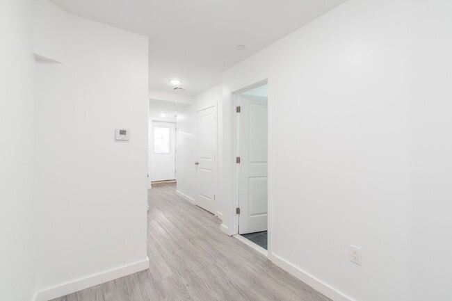 Building Photo - New! Renovated & Modern Apartment