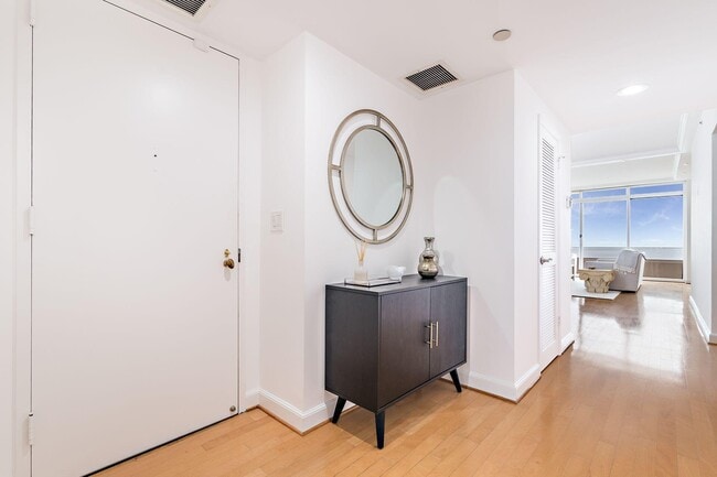 Building Photo - 529 S Flagler Dr