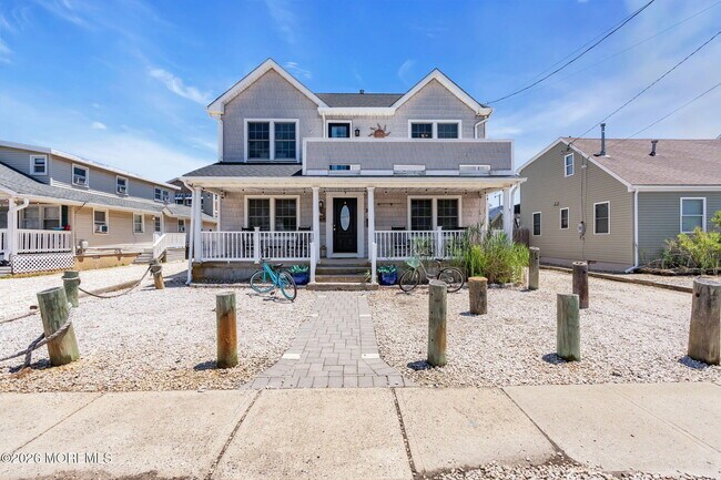 Building Photo - 216 4th Ave