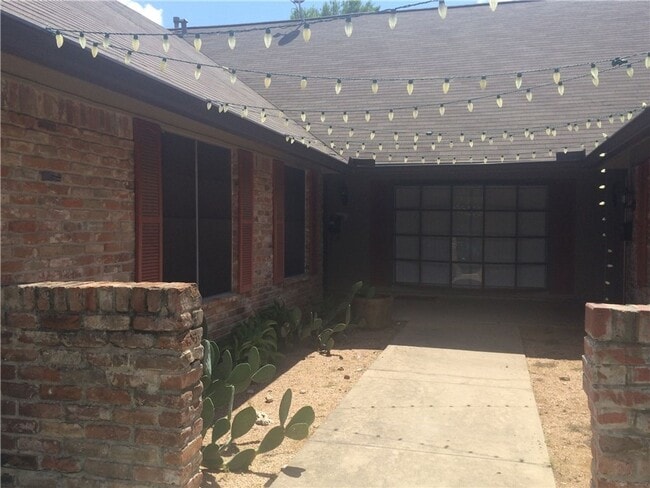 Building Photo - 7208 Creekside Dr