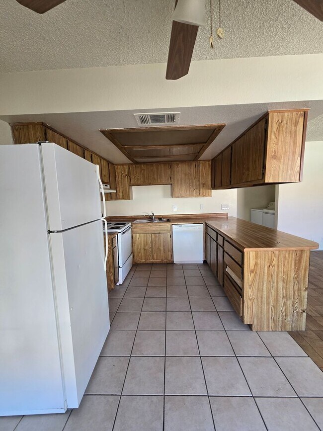 Foto del edificio - A nice & cozy 1-bedroom, 1-bathroom upstairs condo