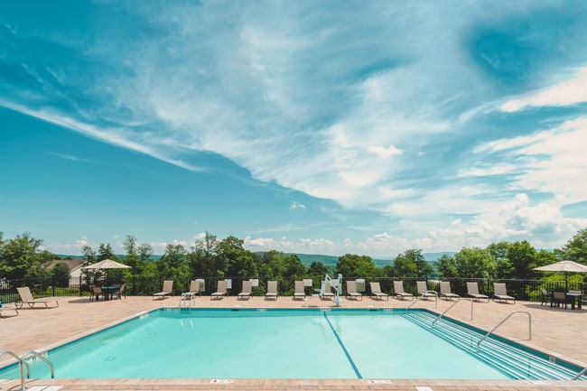 Vista a la piscina - Meadow Ridge Luxury Apartments