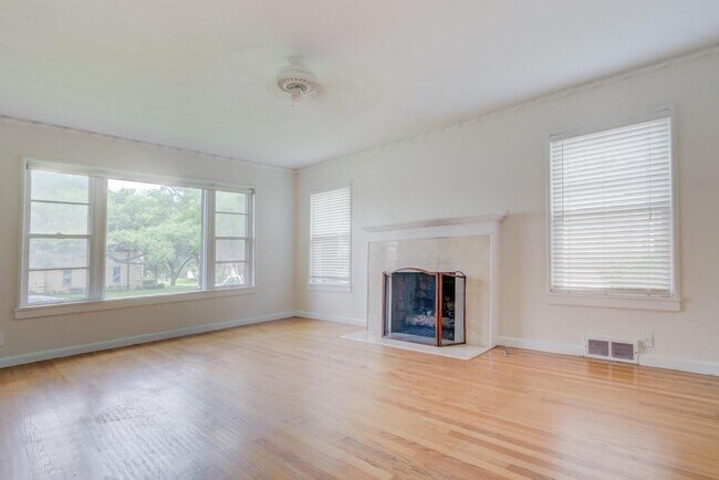 Foto del edificio - 6307 Kenwood Ave