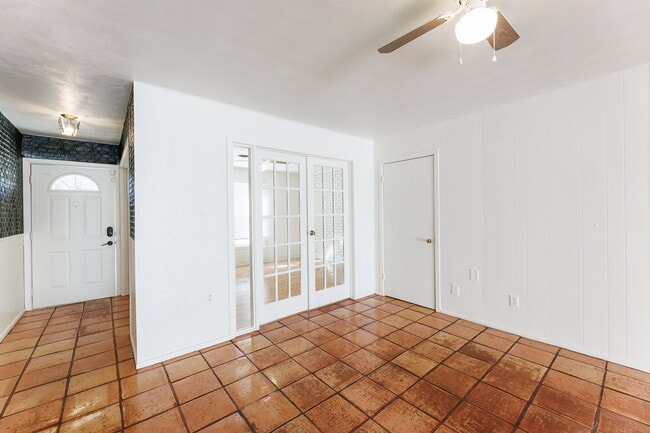 Building Photo - Spacious 4 bed 3 bath home!