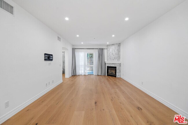 Foto del edificio - 851 N San Vicente Blvd