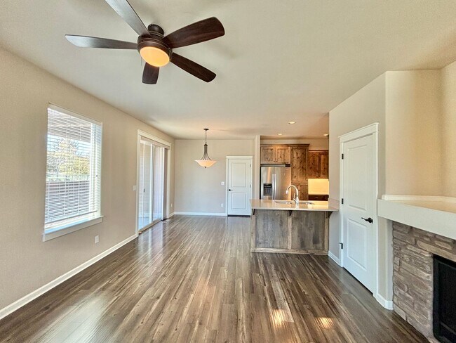 Foto del edificio - Stunning 3Bed 2Bath home in Redmond, OR!