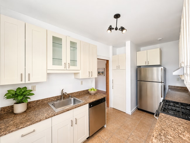 Building Photo - Rare 1 Bedroom unit in East Hyde Park!