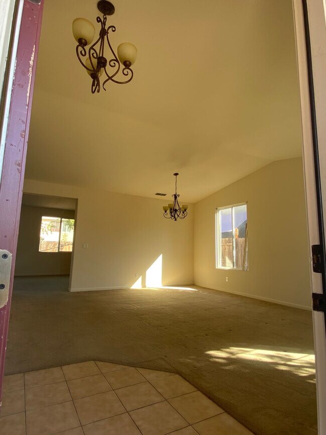 Foto del edificio - Lincoln 4 bedroom on quiet court.