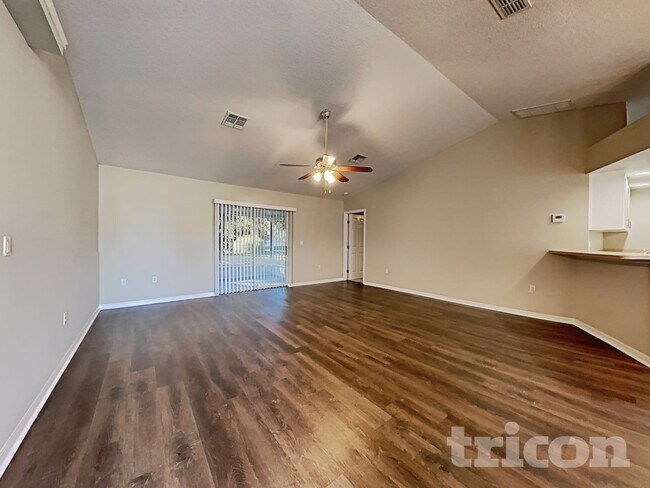 Foto del edificio - 3233 Ambassador Ave