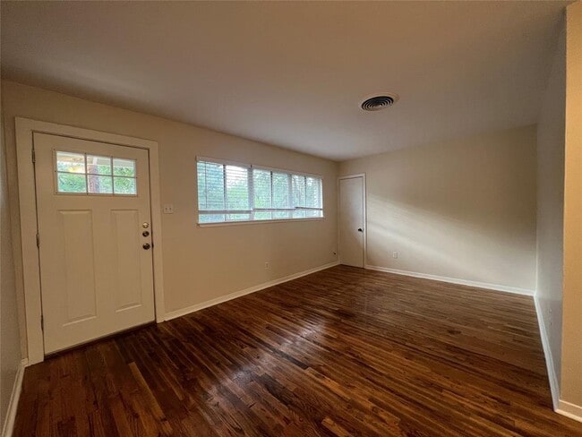 Building Photo - 907 Possum Trot St